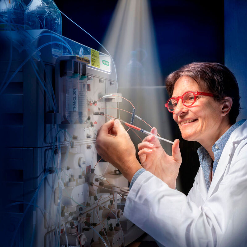 PSI-Forscherin Valérie Panneels reinigt das rote Protein Rhodopsin, um es später am Freie-Elektronen-Röntgenlaser SwissFEL zu untersuchen.