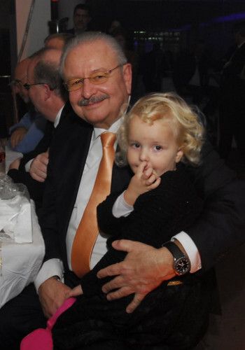 Nachfolge gesichert: Jürgen Karpinski und seine Enkelin. (Foto: Zietz)