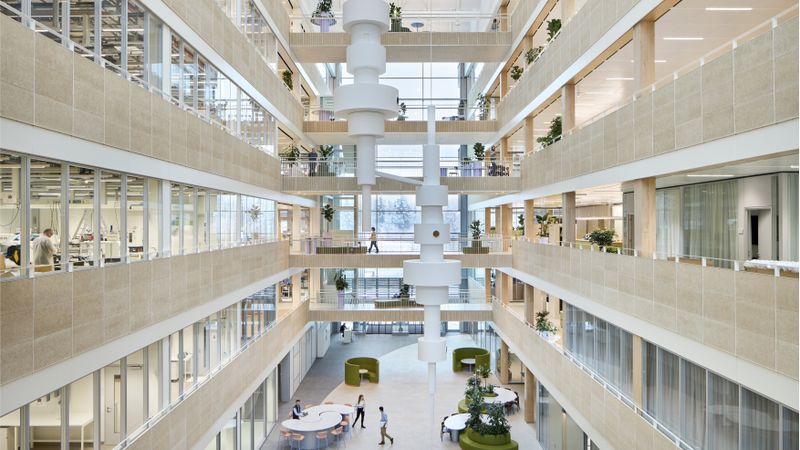 Atrium des neuen Diagnostik- und Innovationszentrums von Roche im bayerischen Penzberg.(Bild:  Philip Kottlorz)