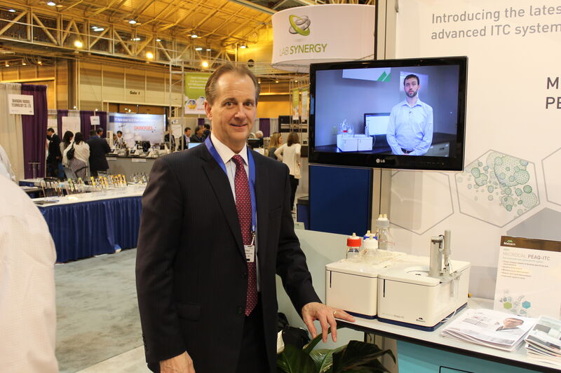 Brian Dutko, Präsident Malvern USA, mit dem neuen Mikrokalorimeter Microcal Peaq-ITC, das das Unternehmen erstmals auf der Pittcon 2015 präsentierte. (Bild:Platthaus/LABORPRAXIS)