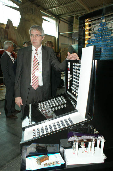Um allerdings die Funktion zu demonstrieren, entwickelte Host Zuse für die Rechenmaschine seines Vaters eine Bedienkonsole. Doch damit zeigte der Computer  auf der Ausstellung sehr offensichtlich einen Rechenfehler. 