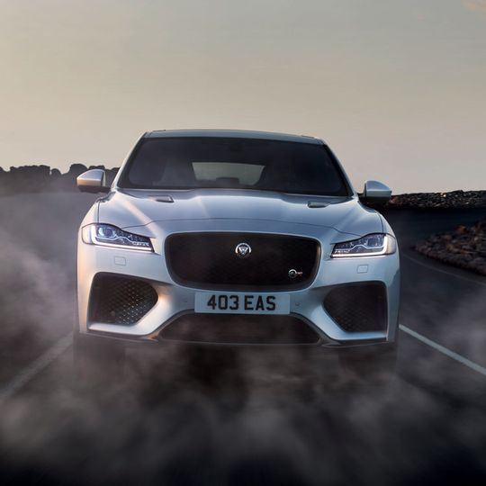 Der neue Jaguar F-Pace SVR leistet 550 PS.(Bild:  Jaguar)
