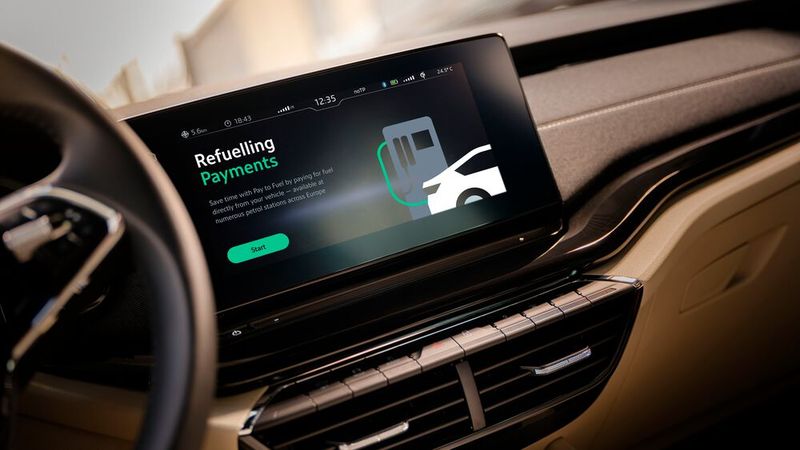 Beim Tanken fordert der „Pay-to-Fuel“-Service den Kunden auf, die Nummer der Zapfsäule einzugeben. (Bild: Skoda)