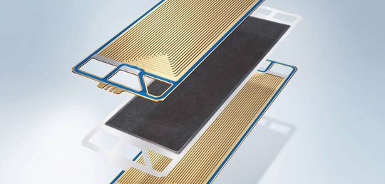 Das sind sogenannte Bipolarplatten, die heute bereits für den Aufbau von Brennstoffzellen verwendet werden, die etwa in Daimler-E-Lkw aus Wasserstoff den Strom für die Motoren erzeugen. Am SKZ in Würzburg will man die Herstellung der Platten jetzt günstiger machen.(Bild:  Daimler)