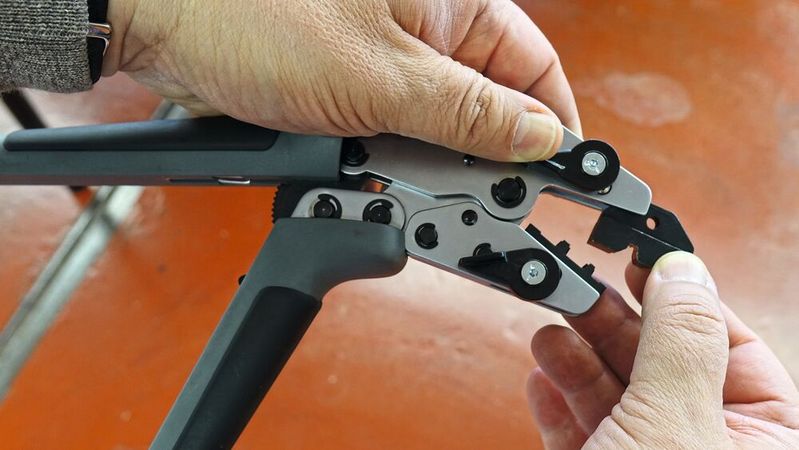 Crimpzangen gibt es in ganz unterschiedlichen Ausführungen. Manche Betriebe nutzen sie kaum noch. Falls doch eine Anschaffung nötig ist, gibt ein Test von »kfz-betrieb« Hinweise zur Auswahl.(Bild:  Rosenow – VCG)