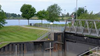 Moderne Radarsensoren haben die mechanischen Pegelmessungen im Papenburger See- und Binnenhafen ersetzt (Archiv: Vogel Business Media)