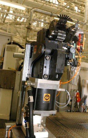 Zange mit Räderprägewerk für den Einsatz in automatisierten Prozessen. (Bild: Tünkers Maschinenbau)