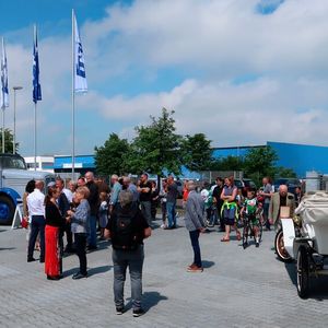 Schlangestehen zur Begrüßung: Der Einladung von Frank Fahrzeugbau folgten rund 600 Gäste.(Bild:  Diehl – VCG)