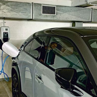 Der ZDK-E-Mobilitätsexperte Marcus Weller fährt selbst fast nur noch elektrisch. Beim „Tag der E-Mobilität“ zeigt er die Möglichkeiten, die diese Technologie für Betriebe bietet.  (Bild: Pfaff/»kfz-betrieb«)