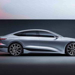 Flach ist das neue Premium: Der A6 E-Tron soll auch in einer elektrischen Zukunft dem Anspruch der Marke Audi gerecht werden.(Bild:  Tobias Sageister/Audi)