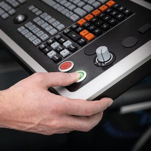 Ergonomisch auf den Anwender ausgerichtet ist auch die Tastatur der TNC7 mit verbesserter Mechanik und optimiertem Druckpunkt.(Bild:  Florian Stuerzenbaum)