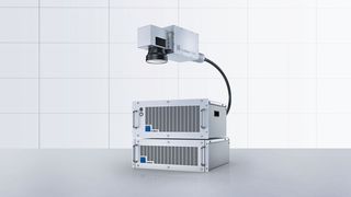 Das ist das Trumpf-Lasersystem Trumark 7050, das sich zunächst nach Markierungslaser anhört. Doch diese Laserbearbeitungsanlage kann auch gravieren und Oberflächen reinigen, weshalb es die Investition in andere Lasersysteme obsolet macht, wie der Hersteller verspricht. (Bild: Trumpf)