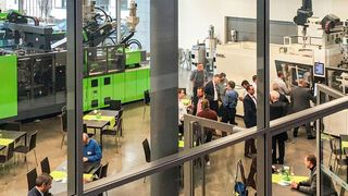 Die Mischung aus Präsentationen, Live-Exponaten und Partnerausstellung macht die med.con zu einem begehrten Netzwerktreffen für die Kunststoffverarbeitung in der Medizintechnik.  (Bild: Engel)