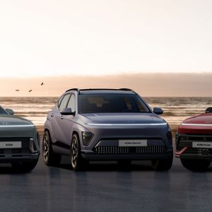 Hyundai erneuert den Kona. Wie bisher gibt es das Kompakt-SUV in drei Antriebsvarianten.(Bild:  Hyundai)