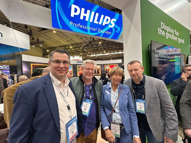(v. l.) Hakan Demir (Philips) mit Mirco Inselmann (api), Doris Zarda (Philips) und Mihael Vrhovski (api). (Bild: Vogel IT-Medien GmbH)
