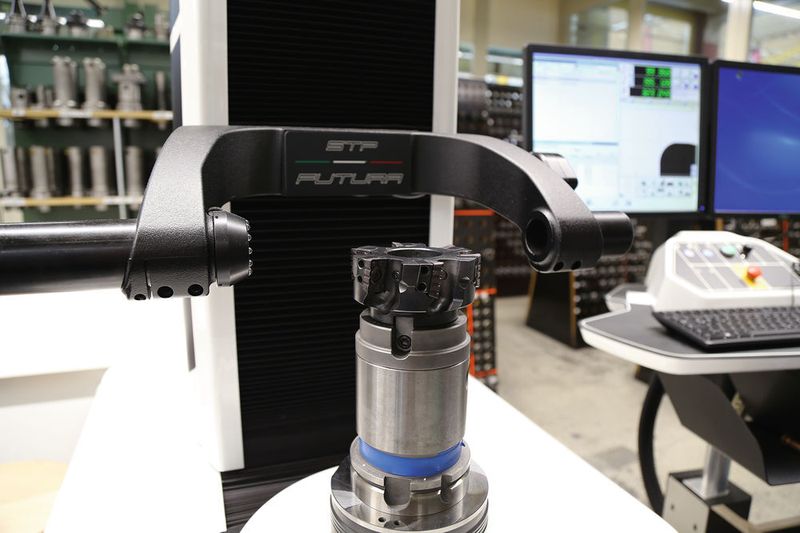 Das vollautomatische Vermessen eines mehrschneidigen Fräswerkzeuges nimmt etwa zwei Minuten in Anspruch. (Bild: Matthias Böhm)