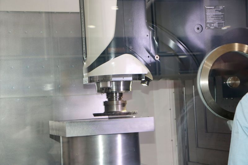 Vorführungen an einer DMU 80 P Duo Block, einer Universal-Fräsmaschine für die 5-Achs-Bearbeitung. (Sonnenberg)