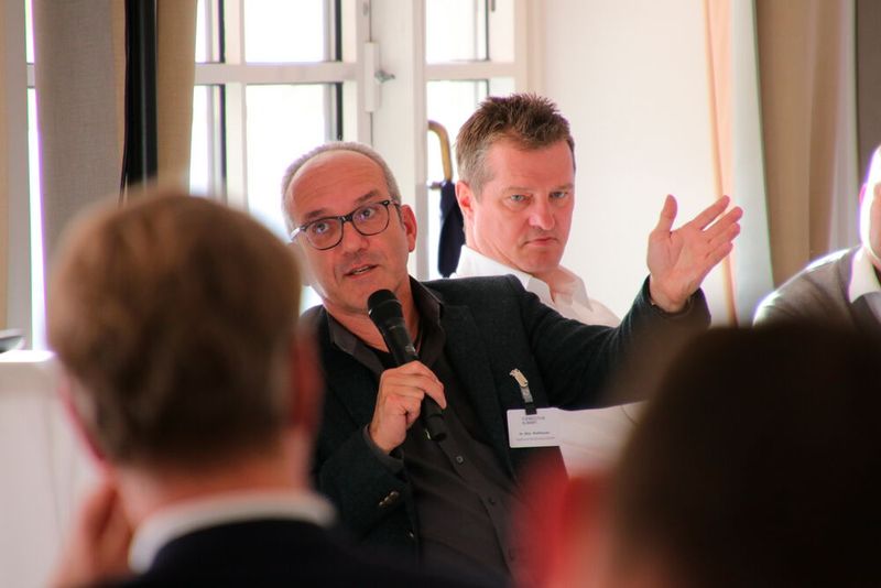 Nach beiden Keynotes herrschte bei der anschließenden Q&A-Runde rege Beteiligung z. B. von Dr. Bela Waldhauser, CEO der Telehouse Deutschland GmbH… (Bild: Vogel IT-Akademie)
