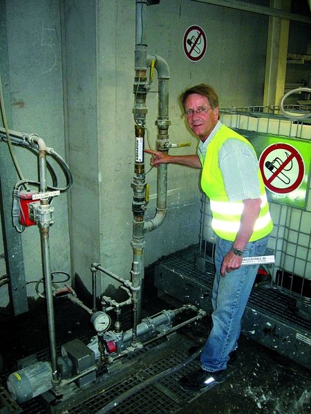 Bild 4: Jürgen Tomscheck, Leiter mechanische Werkstatt bei Rigips, vor dem Aquabion an der so genannten Kopfstation. Bilder: ION (Archiv: Vogel Business Media)