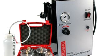 Neben dem Bremsenentlüfter „Wonderful“ enthält das Gesamtset auch einen Koffer für Adapter und eine Auffangflasche für alte Bremsflüssigkeit. (Busching)