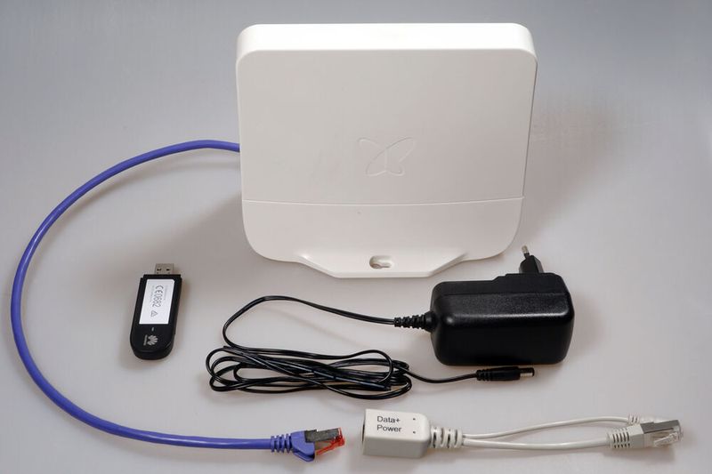 USB-Modem, Netzteil, PoE-Splitter und Patchkabel komplettieren die Teststellung. (Srocke)