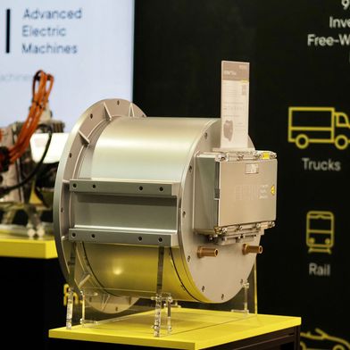 Advanced Electric Machines (AEM) hat auf der IAA Transportation 2026 in Hannover einen neuen, seltenerdfreien Hochleistungs-Elektromotor für besonders anspruchsvolle Heavy-Duty- und Nutzfahrzeuganwendungen vorgestellt – „Titan“. (Bild: AEM)