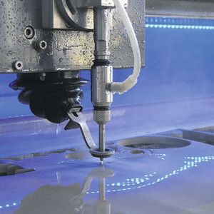 Ein neu konzipierter Abrasivschneidkopf für das Wasserstrahlschneiden vermeidet Produktionsausfälle durch Düsendefekte fast gänzlich, versichert das Hersteller-Duo STM und Maximator Jet.