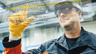 Die Mixed-Reality-Brille Microsoft Hololens blendet beim Lackhersteller Bergolin einem Facharbeiter neben einer Mischanlage ein virtuelles Dashboard ein. (Bild: Yaveon)