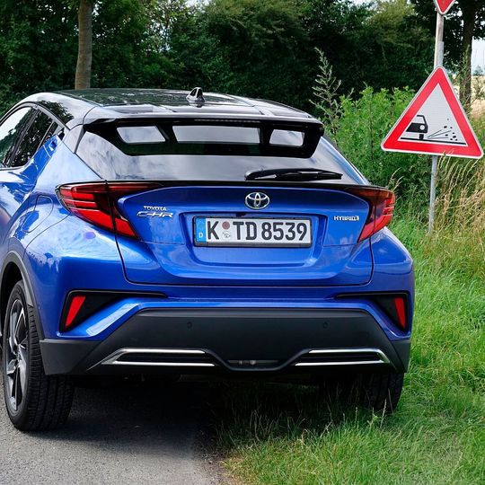 Wirbelt jetzt mehr Staub auf: der Toyota C-HR als Dynamic-Force-Hybrid. Wirbelt jetzt mehr Staub auf: der Toyota C-HR als Dynamic-Force-Hybrid.