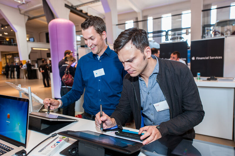 Markus Lawrenz (Apple Financial Services) und Jens Steger (ergo sum e.k.) beim Testen der neuesten Wacom-Tablets. (Bild: CPN)