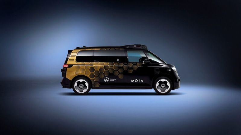 Die Serienversion des ID Buzz AD verfügt über einen verlängerten Radstand und eine erhöhte Dachlinie für den Einsatz in vollautonomen Mobilitätsdiensten.(Bild:  Moia)