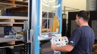 Das Regalbediengerät von GIS bei der Glutz AG. (GIS)