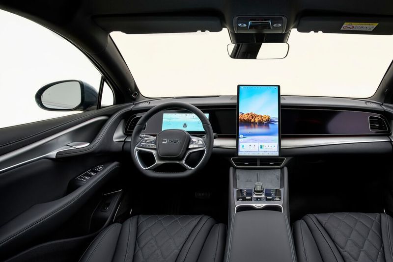 Das Cockpit des Sealion bietet ein 15,6 Zoll großen Bildschirm, der sich auf Knopfdruck zwischen Hoch- oder Querformat drehen lässt. (Bild: BYD)