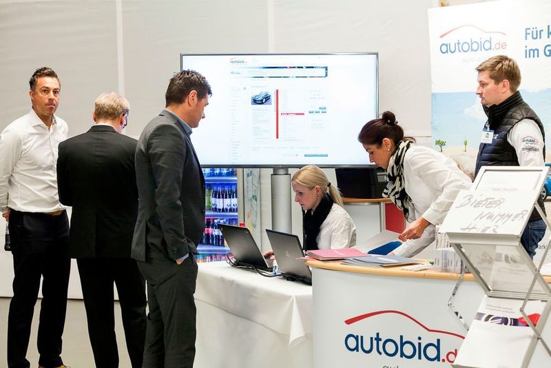 Autobid.de veranstaltete live eine Auktion in der B2B-Area des Deutschen Remarketing Kongresses. Hier laufen gerade die letzten Vor-Ort-Registrierungen für die Bieter. (Stefan Bausewein)