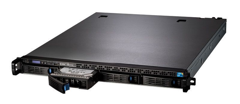Das Netzwerkspeicher-Array Iomega StorCenter px4-300r verfügt über vier Einschübe für HDDs oder SSDs. Darüber hinaus hat Iomega das Gerät mit allen Hochverfügbarkeitsfunktionen des Flaggschiff-Rackmount-Systems StorCenter ix12-300r Network Storage Array ausgestattet, inklusive redundanter Stromversorgung. (Archiv: Vogel Business Media)