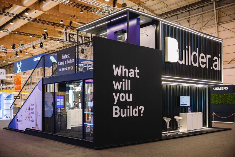 Builder.ai stellte in Halle 1 groß aus: Das Unternehmen will mit KI die App-Entwicklung revolutionieren.