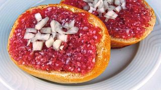 Immer wieder kommt es zu Lebensmittelvergiftungen durch Salmonellen. Rohes Fleisch ist eine häufige Infektionsquelle. Wäre das Mettbrötchen mit den Erregern kontaminiert, könnte der Verzehr zu Erbrechen, Durchfall und Bauchkrämpfen führen. ( Fraunhofer IZI-BB)