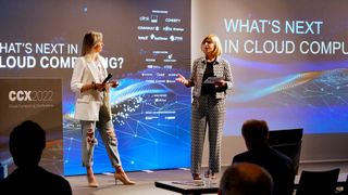 Daniela Schilling (re.) und Lydia Hundsdörfer (Vogel IT-Akademie) eröffnen die CCX 2022. (Bild: Vogel IT-Medien)