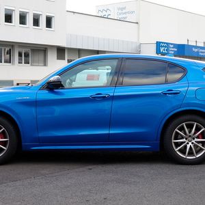 Die Karosserie des SUV wirkt wuchtig, hat aber durchaus geschmackvoll verteilte Karosseriefalten. Zudem steht der Stelvio mit seinen knappen Karosserieüberhängen schön auf der Straße(Bild:  Schreiner – »kfz-betrieb«)