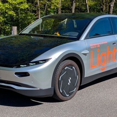 Pkw könnten in Mitteleuropa bis zu 55 Prozent ihres Energiebedarfs selbst erzeugen; in Südeuropa könnten es bis zu 80 Prozent sein. (Bild: Lightyear)