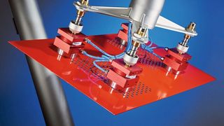 Vertikaler Zugriff auf Bleche in der Automobil- und Metallindustrie: Der Magnetgreifer für Roboter eignet sich unter anderem zum einzelnen Anheben und Transportieren von dünnen und auch perforierten Stahlblechen.   (Goudsmit Magnetics )