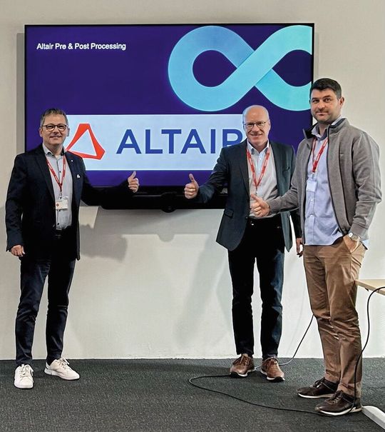 Harald Ecker, Key Account Manager bei der ACAM Systemautomation GmbH sowie Michael Arold, Partner Development Executive EMEA und Panagiotis Natsiavas, Partner Technical Enablement von Siemens Digital Industries Software (von links) bei der Auftaktveranstaltung zur Partnerschaft von ACAM mit Altair.(Bild:  ACAM Systemautomation)