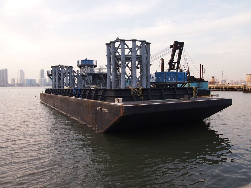 Die Anlieferung der Spitze erfolgte per Schiff über dem Hudson River. (Bild: Daryl Lang/Shutterstock.com)