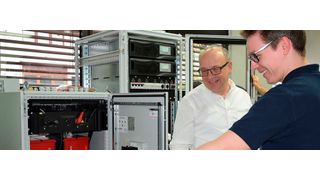 Lithium-Ionen-Batterien gelten als nahezu wartungsfrei. Das Angebot von Comeo und Wöhrle kommt zudem mit einem eigens entwickelten Batterie-Management-System, was sie Ausfallsicherheit noch erhöht. Hier: Dietmar Ruscher, technischer Leiter bei Wöhrle, und Lukas Pagenkämper, Entwicklungsingenieur bei Commeo, beim Test des gemeinsamen Systems.  (Wöhrle Stromversorgungssysteme GmbH )