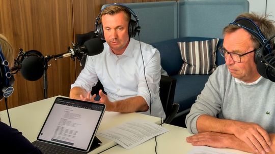 Im Podcast „Wheels & Crime“ analysieren die Experten Andreas Raschke (li., Generalstaatsanwaltschaft Frankfurt) und Andreas Glotz (Deutsche Gesellschaft für Geldwäscheprävention) die Maschen der Täter. (Bild:  Stefan Schmitt - Die goldene Kuh)