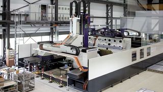 Das Konzept einer überlagerten Antriebsstruktur wurde auf Basis einer sogenannten Scherenkinematik in einem Maschinensystem umgesetzt.  (Bild: Fraunhofer-IWU)