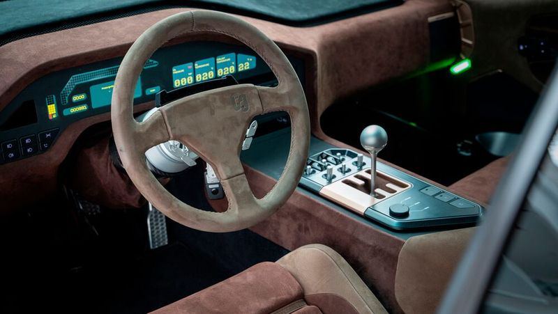 Das Infotainmentsystem, inspiriert vom Design der 1990er, bewahrt den Geist des Originals. (Bild: Eccentrica)