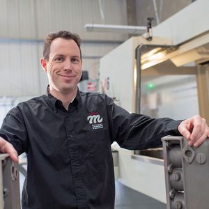 Tony Fairbairn, einer der langjährigen Maschinenbediener bei der JSW Group, ließ sich mit Haas-Maschinen zur Rückkehr überreden.