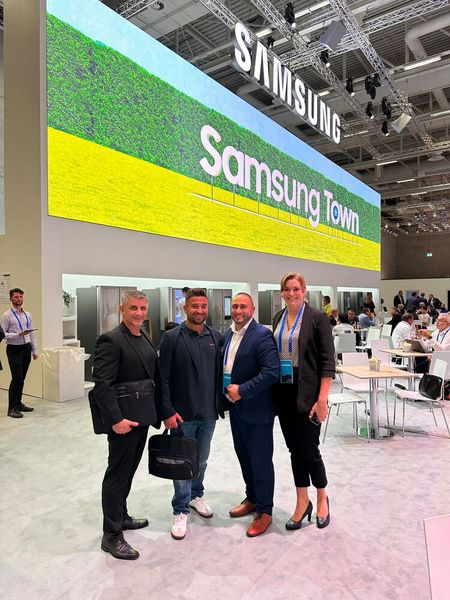 Bei Samsung trifft man viele bekannte Gesichter, wie z. B. (v. l.) Valon Kuci und Nikolaos Botsios (Michael AG), Anastasios Georgiadis und Janice Gramatke (Samsung). (Bild: Vogel IT- Medien )