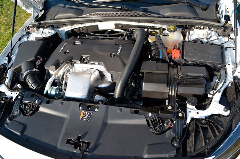 Sitzt, hat aber wenig Luft: Der Zwei-Liter-Turbobenziner. (Rehberg / »kfz-betrieb«)